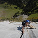 Kathrin folgt in der 4. SL (5c+), superschöne Kletterei an durchs Wasser strukturiertem Fels.