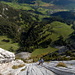 Kathrin folgt in der 6. SL (6a+), mit eindrücklichem Tiefblick hinunter ins Flürentobel und nach Wildhaus.