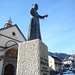 Pfarrer "Don Ruscetta" der Vipernsammler vor der Kirche Cròveo