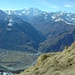 Vom Gipfel hat man einen schönen Blick in die Talachse des Valle Anzasca mit der Ostwand des Monte Rosa