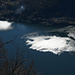 Wind sichtbar gemacht: Eine kalte Luftmasse strömt aus den Nordhängen über dem See auf die Wasseroberfläche
