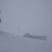 Wie schon vor acht Tagen empfing mich die Druesberghütte (1581m) mit dichtem Nebel.
