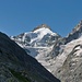 Die [peak6037 Pointe de Zinal](3789m) über den beschatteten Hängen des Aufstiegsweges am Fuß des [peak372 Besso 3668m]- rechts die Ostwand des [peak434 Dent Blanche 4357m]