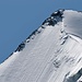 Der Gipfel des [peak3629 Ober Gabelhorn 4063m] von der Hütte aus gesehen - einige Seilschaften am Gipfelaufschwung 