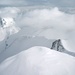 Gipfelaussicht vom Schwalmis (2246,0m) auf den langen, wolkenverhangenen Grat zum Oberbauenstock (links; 2116,9m)