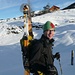 so werden den Jungs die Skier transportiert.