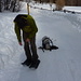 Montieren der Schneeschuhe beim Schiessstand Muntarütsch in Samedan