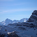 Über allen Bergketten erblickt man das Finsteraarhorn