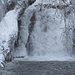 der Wasserfall im Eistobel stürzt durch ein Eistor herab
