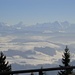 zwar dunstig, doch gefällt uns dieser Blick übers sanfte Vorgelände zu den grossen Bergen im Oberland ...