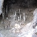 In einer Felsnische am Wegesrand haben sich Stalagmiten aus Eis gebildet.