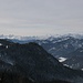 Auch ins Karwendel reicht der Blick hinüber: über dem breiten, weißen Rücken der Seekarspitze die Kaltwasserkar- und die Birkkarspitze; weiter rechts der doppelgipflige Guffert.