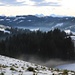 in den Talsohlen Nebelschwaden, im Dunst am Horizont der Berner "Hochadel"