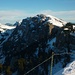 Aussicht vom Niederhorn (1963m) zum exakt hundert Meter höheren Burgfeldstand (2063m), meinem Skitourenziel. Es scheint gerade noch genug Schnee füt eine Skitour zu haben!

Links im Hintergrund ist die Schibe (1955m), den höchsten Gipfel der Sieben Hengste / Sibe Hängste, zu sehen.