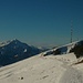 Der Gipfel des  Niederhorns (1963m). Im Hintergrund ist wiederum der Niesen (2362,4m) zu sehen der wie das Niederhorn auch ein touristischer Aussichtsberg ist.