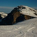Vom Niederhorn kann man über einen Winterwanderweg in den namenlosen Sattel P.1918m mit Ski kurz abfahren, danach geht es meist sehr sanft ansteigend hinauf zum Burgfeldstand (1963m).<br /><br />Links im Hintergrung ist die Schibe (1955m), der höchste Gipfel der schiefen Karstebene Sieben Hengste / Sibe Hängste zu sehen.