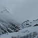 Baite di Alpe Campo inferiore e alle sue spalle seminascosto dalla nebbia dovrebbe essere il Tagliaferro
