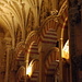 Säulenhalle mit daraufgesetzten gotischen Bögen