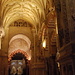 Säulenhalle mit daraufgesetzten gotischen Bögen