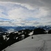 im Aufstieg zum Wandberg, hinten die Bayerischen Alpen