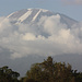 Il Kilimanjaro si innalza maestoso dinanzi a noi