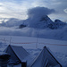Wolken umhüllen die Westwand des Matterhorn nach einem nächtlichen Schneefall