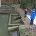 Überlauf des Weihers. Der gebannte Blick der Kinder rührt daher, dass er in den wenigen Minuten, als wir hier standen, plötzlich in Funktion trat.