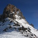Blick von der Spitzmeilenfurggel (2417m) auf den wuchtigen Gipfelaufbau des Spitzmeilen (2501,4m).