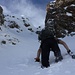 David wühlt sich im Ostwandcouloir zum Gipfel des Spitzmeilen hoch. Wegen dem enorm tiefen Schnee brauchten wir für 50 Höhenmeter etwa 45 Minuten!