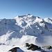 <b>Ad ovest scorgiamo due sciatori che stanno scendendo dal Piz Badus / Six Madun (2928 m)</b>. 