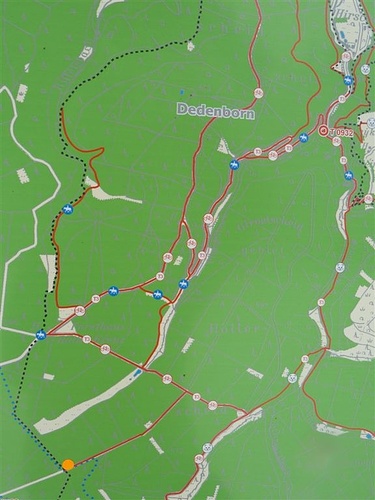 Mitten im Wald ein Übersichtsplan. Am rechten Kartenrand... [hikr.org]