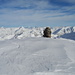 Auf dem N-Gipfel: am Horizont rechts vom Steinmann Bernina, links P. Platta, P. di Pian und P. Tambo