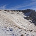 beinahe flach das Gipfelplateau - doch enorme Felswände gegen S und W