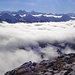 Böli Hauptgipfel und Nebengipfel;
Tannhorn bis Augstmatthorn;
EMJ im mittleren Hintergrund -
welche eine Fernsicht!
Und nun reisst die Wolkendecke endgültig auf; sogar der Talboden ist erkennbar.
