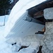 La neve scivola sui tetti di lamiera con curve veramente curiose