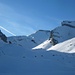 Im Aufstieg über die Skipiste zum Risetenstock (2290m); der Nordostgrat wird schon von der Sonne beleuchtet. Rechts ist der felsige Schinberg (2145m).
