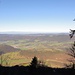 ein letzter Blick in den nordseitigen Jura:
die Hochebene auf dem bewaldeten Rücken links heisst Sur Rosé, rechts anschliessend die Dörfer Vicques und Recolaine