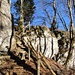 ... und wechselt unvermittelt vom flachen Wiesengelände in eine steile Combe-Welt