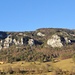 im Zickzack auf den Mont Raimeux:
von links unten nach rechts in die Combe de la Hue, hinter den zwei zentralen Felswänden nach links in die Combe des Geais - und wieder nach rechts auf die Hochebene