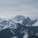 Knackig herangezoomt: jenseits des Risserkogel (davor der Felszahn des Plankensteins) das Karwendel (Kaltwasserkar- und Sonnenspitze links, Östliche Karwendel- und Vogelkarspitze rechts.