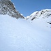 Noch immer auf den Skis, Sicht hinauf zur Couloir-Engstelle