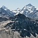 [peak3629 Ober Gabelhorn 4063m], [peak3100 Matterhorn 4478m], [peak6037 Pointe de Zinal] (3789m) und [peak434 Dent Blanche 4357m]. Im Vordergrund der weniger begangene Aussichtsgipfel [peak5466 Le Toûno] (3018m)