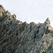 Grat zum Vorderen Drachenkopf (2302 m)<br />Am rechten Bildrand ist der Einstieg zu sehen und dann gehts nach links hoch, wild und brüchig ist das Gelände