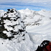 Schöner Gipfelsteinmann auf dem Camoghè, im Hintergrund prominent Pizzo Barbarera