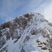 Blick hinauf zur steilen Felsstufe, welche durch eine Kette abgesichert ist - auf dem Foto noch im Schnee vergraben
