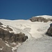 Ganz hinten, als feines Ger&ouml;llband erkennbar, der <strong>Mittlere Wildstrubel</strong> (3243.5 m) - &uuml;ber den Gletscher im Vordergrund f&uuml;hrt der Aufstieg.