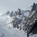 Blick vom Berggasthaus Bollenwees über den zugefrorenen Fälensee auf die steilen Türme der mittleren Alpsteinkette