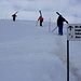 Bei der Bergstation Fil de Cassons (2634m) müssen die Ski zuerst zum P.2678m bei einer Fahnenstange hochgetragen werden.