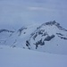 Aussicht oberhalb der Bergstation Fil de Cassons (2634m) auf den Piz Dolf / Trinserhorn (3028m). Der höchste Punkt unseres Skitourenziels ist allerdings hinter seiner Südgratkuppe P.2999m versteckt.