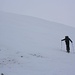 Roger im Aufstieg über windgepressten Schnee zum P.2998m.